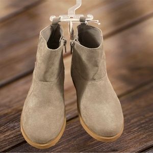 NWT! Old Navy Toddler suede booties size 9 🩶